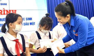 Bình Dương: Trao hàng nghìn suất học bổng 'Tiếp sức đến trường' trước ngày khai giảng