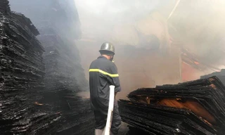 Phá tường khống chế lửa cháy rực tại xưởng gỗ gần trạm điện