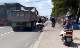 CLIP: Tái diễn cảnh ô tô nối đuôi, ép xe máy lên vỉa hè trên đường ở Bình Dương