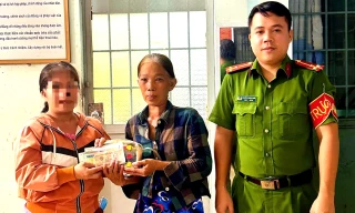 Người phụ nữ nghèo nhặt được tài sản lớn liền đến nhờ công an tìm chủ nhân