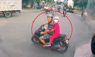 Video: Người đàn ông đi xe máy chở con nhỏ 'đánh võng' và chặn đầu xe tải
