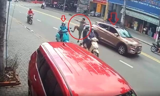 [CLIP] Tài xế dừng ô tô đột ngột giữa đường rồi đạp cô gái đang chạy xe máy ngã nhào