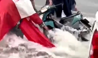 CLIP: Mưa như trút, nước chảy như thác cuốn trôi xe máy ở Bình Dương