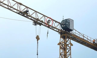 Đang giải cứu thanh niên khỏa thân đứng trên cần cẩu cao hàng chục mét