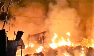 Bãi phế liệu trong khu dân cư ở Bình Dương bốc cháy ngùn ngụt 