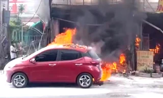 [CLIP] Đổ xăng dọa vợ, cả tiệm gội đầu, quán ăn và ôtô bị lửa bao trùm