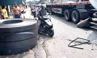 Kinh hoàng cuộn thép nặng hàng chục tấn tuột xích lao xuống đường