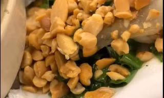 Ăn nửa con hàu nướng mỡ hành, thực khách tá hỏa phát hiện cả đống dòi đang bò ‘tung tăng’
