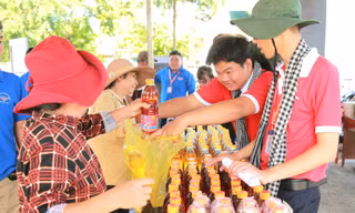 Tuổi trẻ Bình Dương khám bệnh, cắt tóc miễn phí cho đồng bào dân tộc ít người