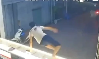 [CLIP]: Hai thanh niên vào tiệm vàng vờ hỏi mua rồi giật dây chuyền bỏ chạy