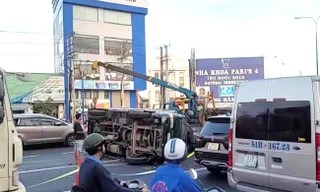 Mất lái, xe tải húc văng xe 7 chỗ rồi lật ngửa giữa đường