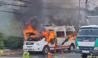 Xe cứu thương bốc cháy dữ dội trên quốc lộ 13 đoạn qua Bình Dương