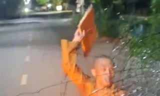 Bất ngờ nhân thân người mặc y phục giống nhà sư, đập vỡ kính xe tải ở Bình Dương