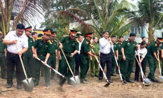 Tìm kiếm, cất bốc hài cốt liệt sĩ chôn tập thể trong vườn nhà dân ở Bình Dương