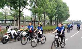 Tiền đạo Tiến Linh, Á hậu Kim Chi... đạp xe hưởng ứng ‘Giờ trái đất’ 