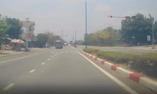 Clip xe đầu kéo liên tục vượt đèn đỏ ở Bình Dương