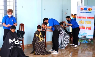 Tuổi trẻ đất Thủ khám bệnh, cắt tóc miễn phí cho trẻ em vùng biên giới đón Tết