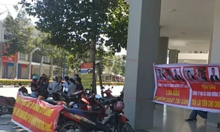 Bình Dương: Mua phải dự án ‘ma’, khách hàng treo băng rôn đòi quyền lợi