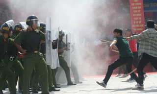 Hình ảnh lực lượng bảo vệ an ninh, trật tự ở cơ sở diễn tập chống tội phạm 