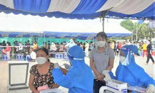 Hàng nghìn người lao động trở lại Bình Dương được tiêm vắc xin phòng COVID-19