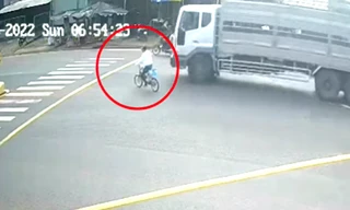 Bình Phước: ‘Diễn xiếc’ giữa giao lộ, người đàn ông bị ô tô đâm trúng