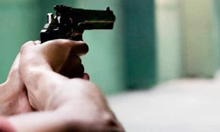 Trung úy cảnh sát mang súng đi nhậu, bắn người bị thương ở Bình Dương