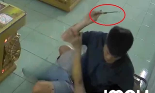 [CLIP] Tên cướp đột nhập tiệm game đâm nhân viên quản lý, lấy ví tiền 