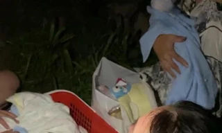 Hai bé trai sơ sinh nằm trong giỏ nhựa bị bỏ rơi trong đêm