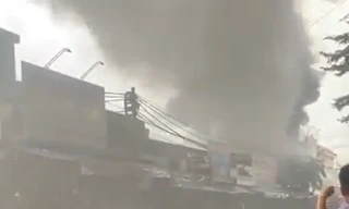 Lửa cháy ngùn ngụt ở cửa hàng kinh doanh nón bảo hiểm 