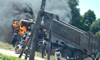 Xe ben bất ngờ bốc cháy ngùn ngụt 