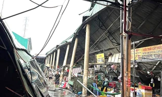 Mưa lớn làm sập chợ ở Bình Dương, người dân hoảng loạn tháo chạy