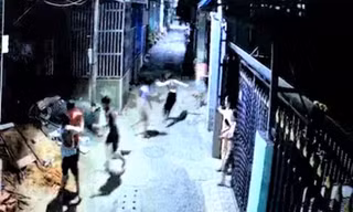 Clip hàng xóm đánh nhau do chó thả rông, một người nguy kịch