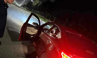  Loạt ô tô nổ lốp trong đêm vì cán phải đinh trên tuyến đường huyết mạch ở Bình Dương