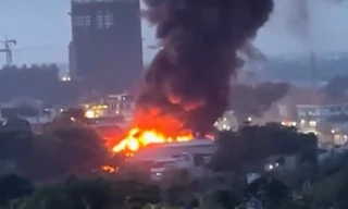 Khói lửa cuồn cuộn, 60 chiến sĩ chữa cháy công ty ở Bình Dương