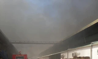 Khói lửa bao trùm nhà xưởng công ty may mặc ở Bình Dương