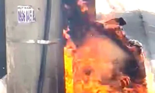 CLIP: Hoảng hồn cảnh cụ ông đốt rác dưới trụ điện giữa tiết trời nắng nóng