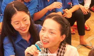 Nghị lực phi thường của nữ nhà văn bị liệt truyền cảm hứng cho giới trẻ