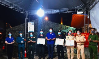 Khen thưởng lực lượng trực chốt kiểm dịch nhanh trí phá hai vụ án