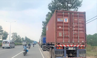 Vỉa hè đường huyết mạch ở Bình Dương thành 'bãi' đậu xe container