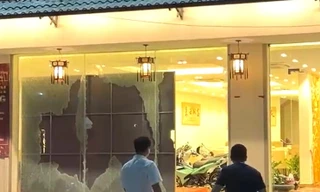 Một nhà hàng lớn nghi bị nhóm người nước ngoài đến phá tan nát