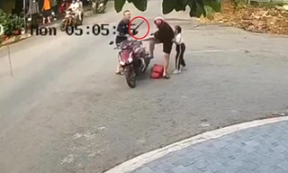 [CLIP] Người đàn ông chở con đi học bị tài xế ô tô dùng gậy tấn công