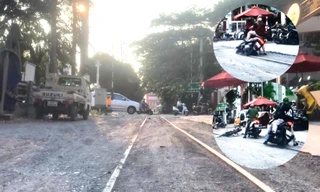 VIDEO: Liên tục trượt ngã khi đi qua đường ray 'ám ảnh' ở Bình Dương