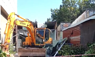 Người đàn ông dùng xe múc phá sập hai căn nhà do mâu thuẫn với hàng xóm