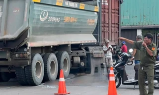 Xe ben quay đầu cuốn xe máy vào gầm, cụ ông 73 tuổi bị cán tử vong