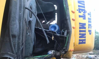 Tài xế mắc kẹt trong cabin khi xe container lật ngang, tông sập trụ điện