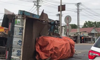 Xe tải ‘cày nát’ dải phân cách rồi lật nhào, giao thông khu vực tê liệt