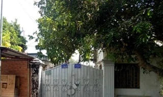 Nhà nguyên Trưởng Ban Tuyên giáo bị khóa cổng, có người đứng gác?