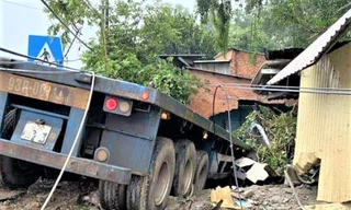 Cả nhà hoảng hồn thấy nhà sập, đầu xe container ngay cạnh giường