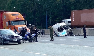 Xe đầu kéo container bay mất cabin khi va chạm trên đường