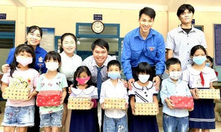 Tuổi trẻ Bình Dương 'tiếp sức em đến trường'